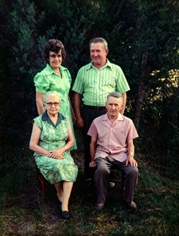 Familienfoto aus den 1970er-Jahren: zwei Frauen und zwei Männer posieren im Freien vor einer Hecke.